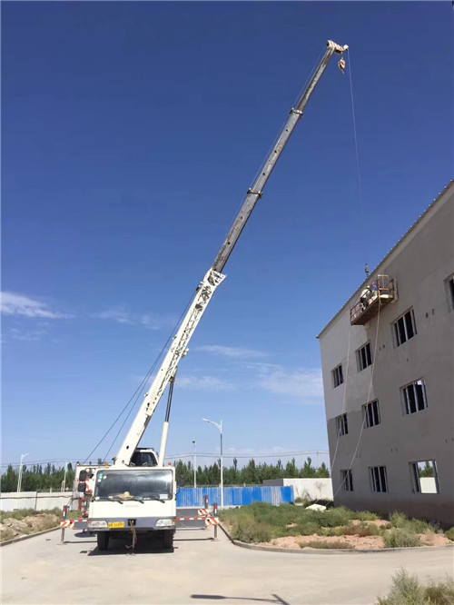 临湘市“轻装强干”—— 吊车的 “轻量化臂架” 技术